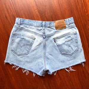VTG Rare Levi’s high waisted denim bleach shorts